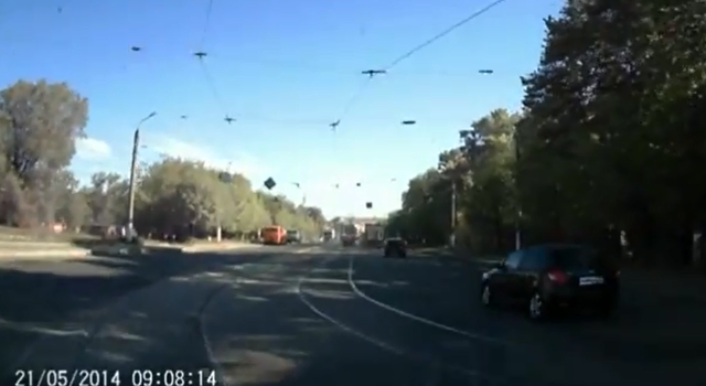 У трамвая отрывается токоприёмник