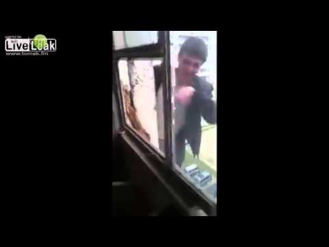Сумасшедший алкаш в поисках сигарет