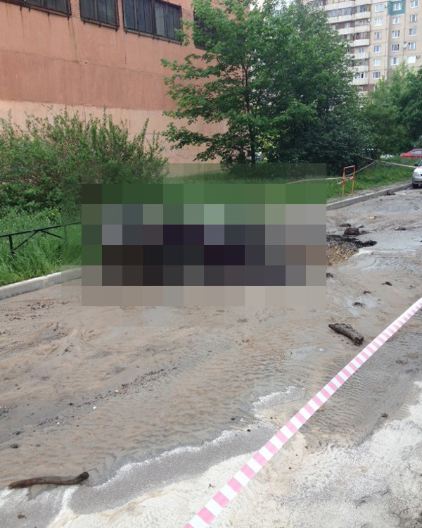 Машина провалилась в размыв при прорыве трубы на Планерной 