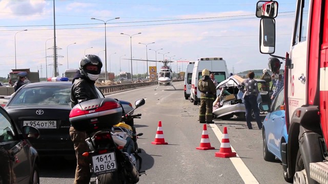 Эвакуация пострадавших в ДТП на КАД