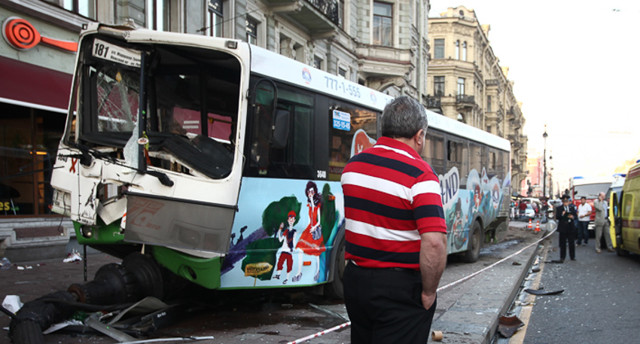 На Невском автобус вылетел на тротуар