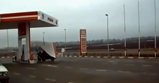 Залетел заправиться 