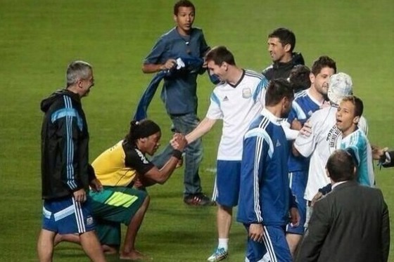 Роналдиньо поклонился Месси