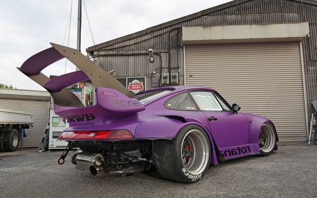 Модель тюнинг-мастерской Porsche из пластелина