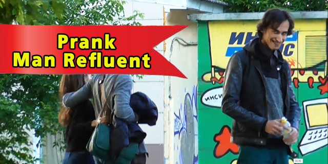 Он просты выливает воду из бутылки....