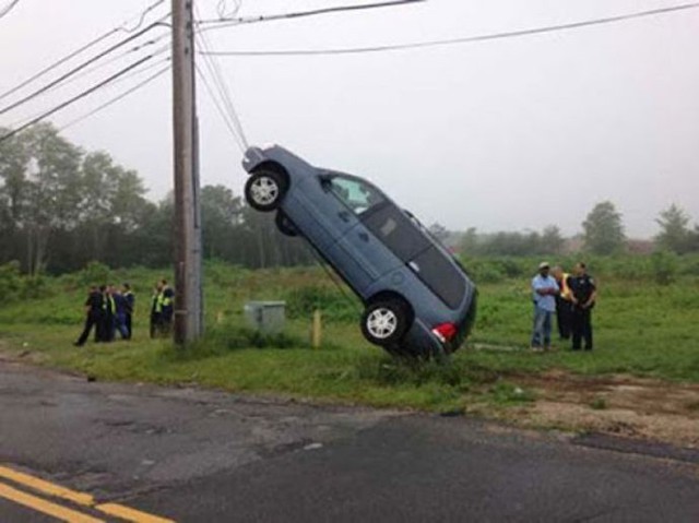 Бабуля на минивэне повисла на столбе