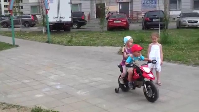 Мальчиков на мотоцикле,девочки любят всегда 