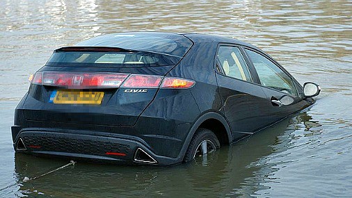 Как выбраться из тонущего автомобиля