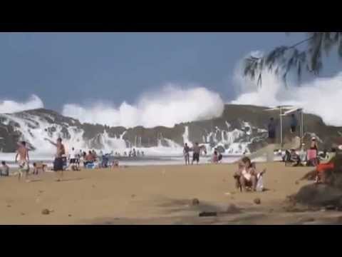 Удивительный пляж с большими волнами, рядом с Пуэрто Рико