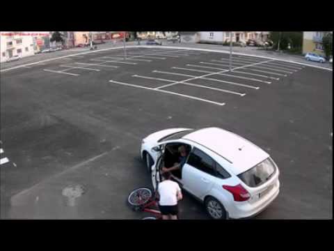 Не разъехались на пустой стоянке xD 