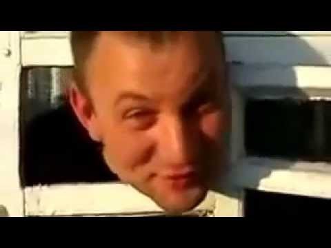 Пьяный мужик застрял в форточке окна