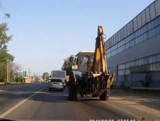 Тракторист таранит и сваливает