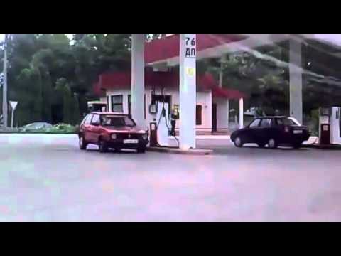 Девушка на заправке