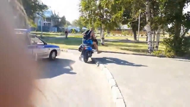 Русский мужик убегает от полиции 