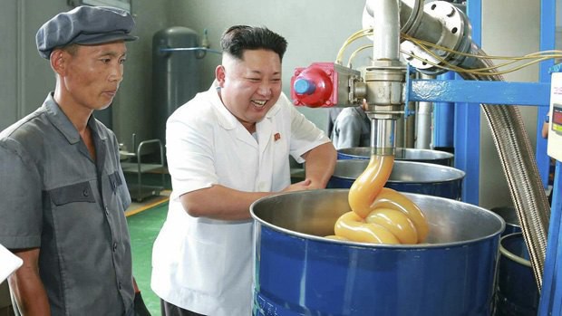 Поход Ким Чен Ына на завод смазок стал новым интернет-мемом