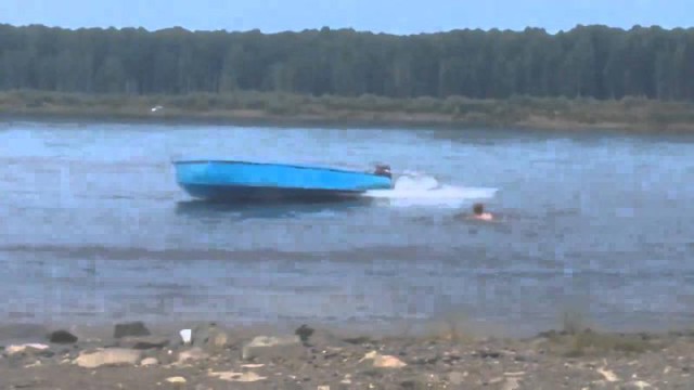 Страшно и смешно: мужчины пытались поймать неуправляемую лодку
