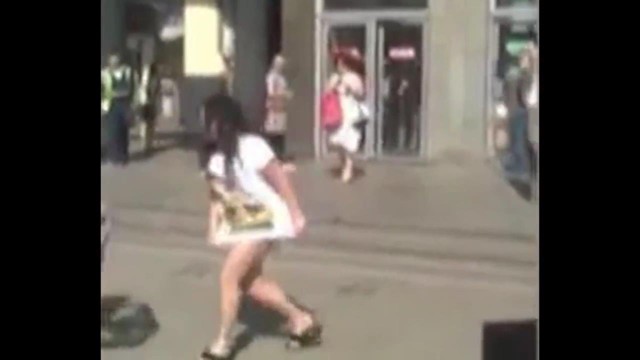 Интересное и веселое видео (Пьяная и полуголая Лолита у метро)