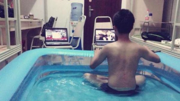 Китайские студенты спасаются в общагах от жары