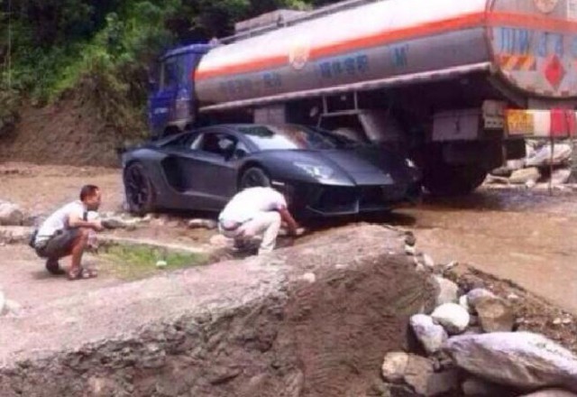 В Китае Lamborghini Aventador застрял в грязи