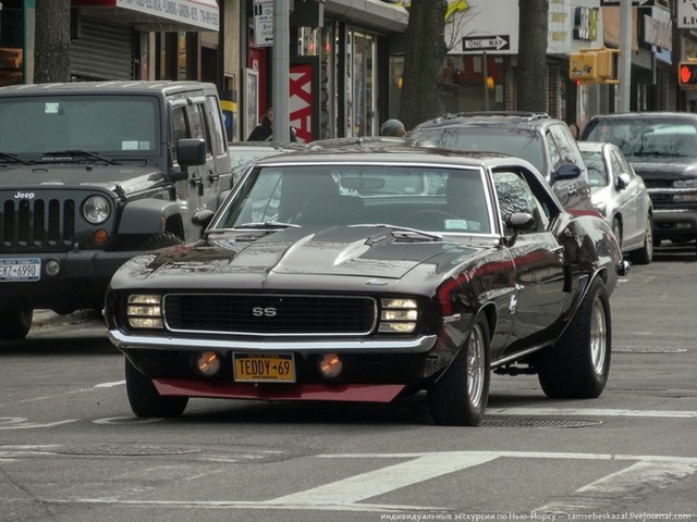 Старые автомобили на улицах Нью-Йорка