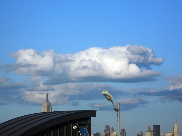 Собака облако над Манхэттеном