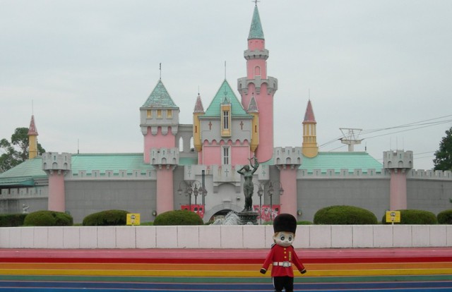 Заброшенный Диснейленд в Японии