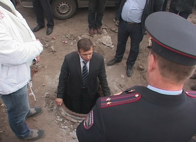 Что делал вице-мэр Барнаула в канализационном люке?