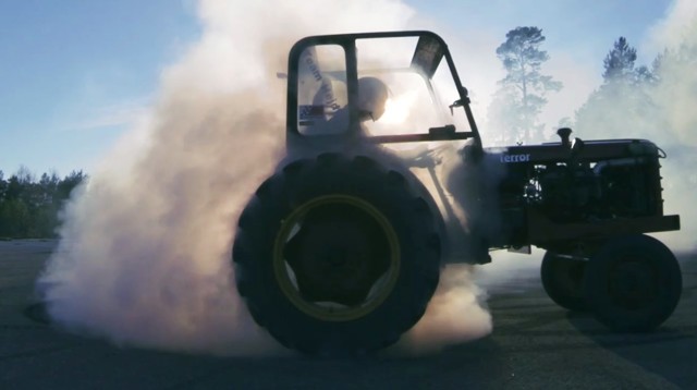 Дрифтуем на тракторе