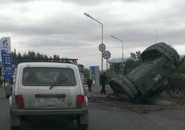 В Омске перевернулся танк