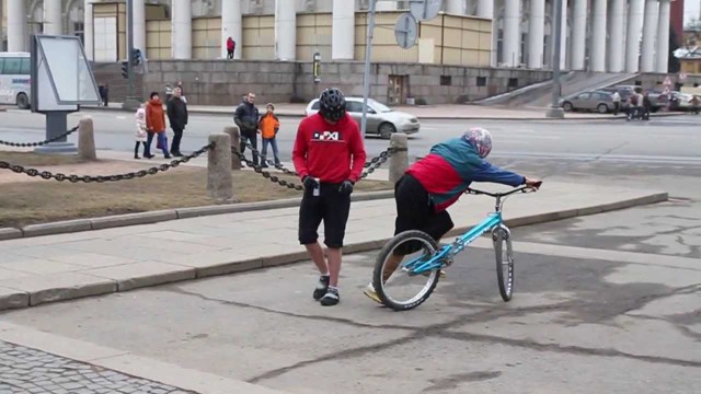 Бабушка на велосипеде шокировала питерцев