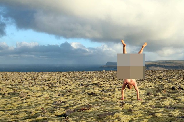 Путешественник-эксгибиционист фотографируется голышом на фоне природы 