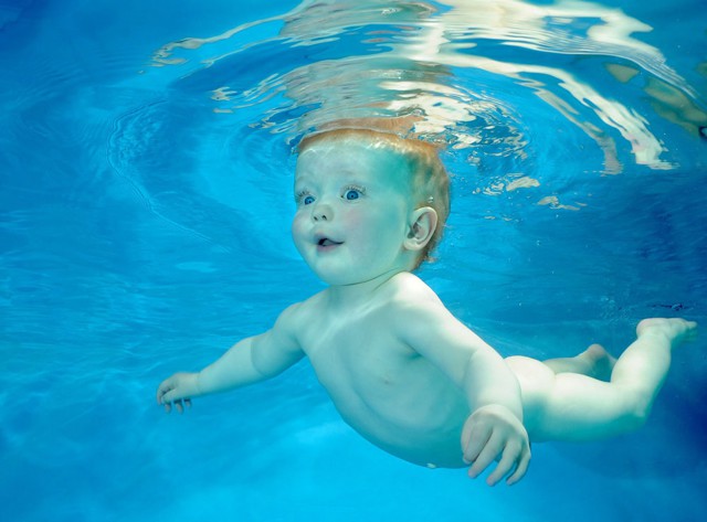 Плавающие под водой младенцы