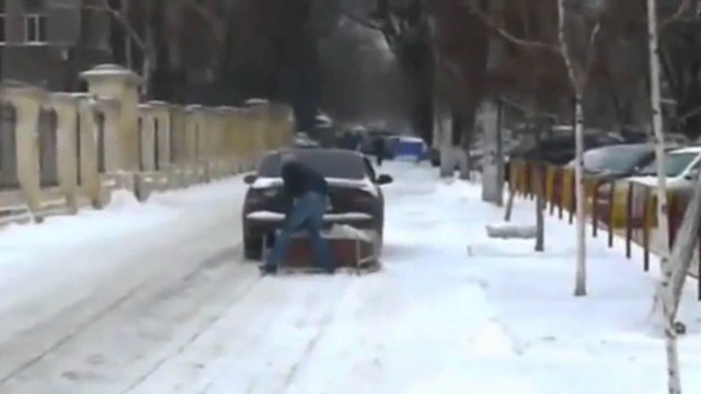 Если нет трактора, а снег убрать надо