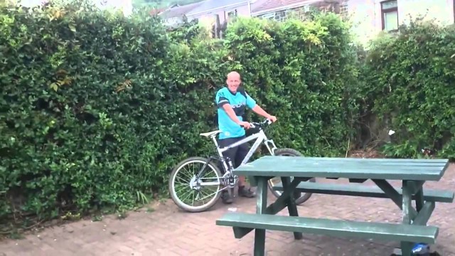 Пьяный клоун с велосипедом 