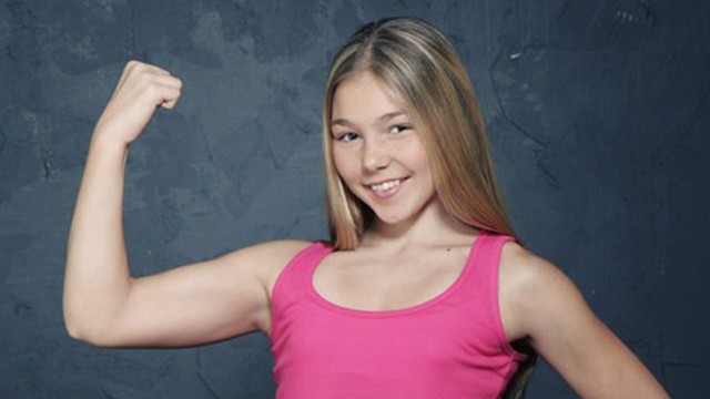 Девочка-подросток из России подняла штангу весом 145 килограммов 