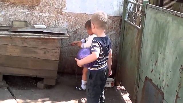 Маша и медведь отдыхают 
