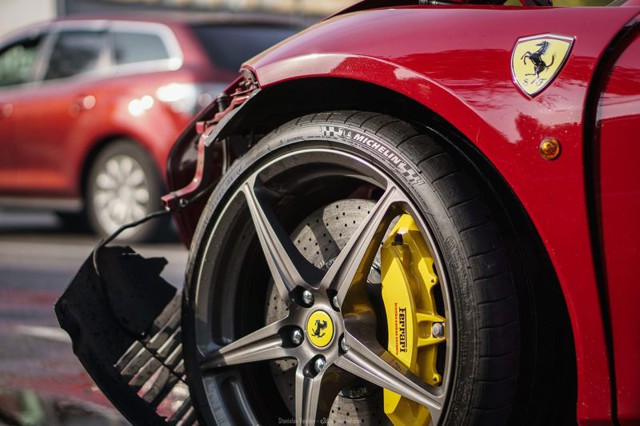 В Москве Ferrari протаранил три автомобиля