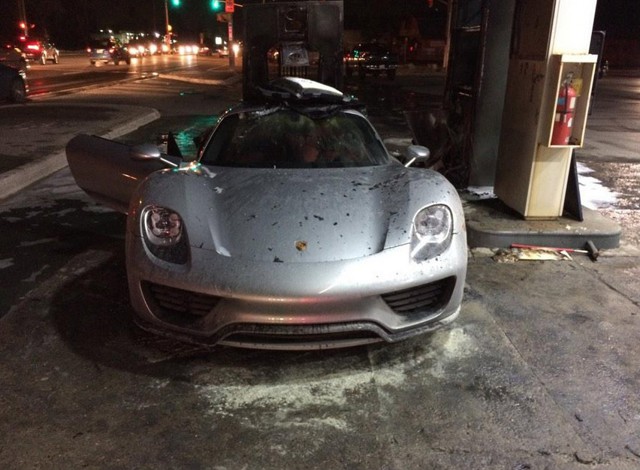 Уничтожил свой Porsche 918 Spyder по неосторожности