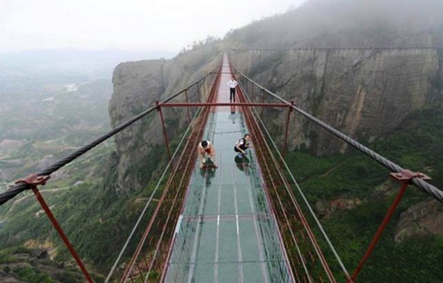 Прозрачный 300-метровый мост открылся в Китае