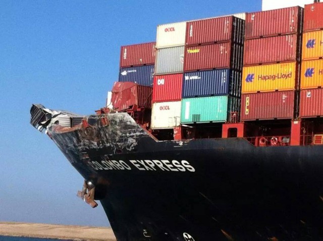 Столкновение контейнеровозов в Суэцком канале