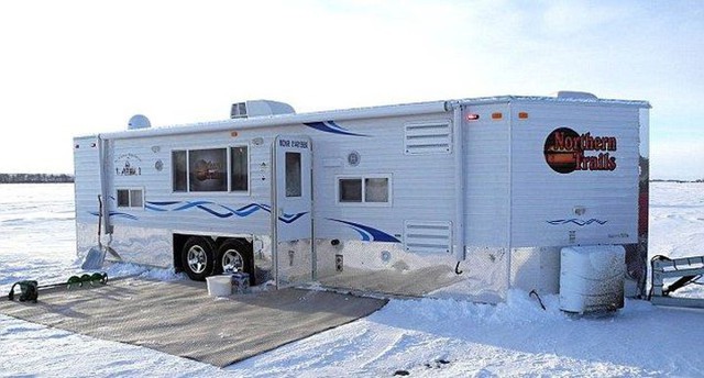  Мобильный дом для зимней рыбалки на льду