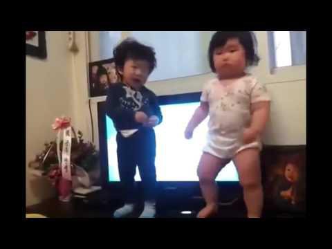 Очень смешной танец девочки