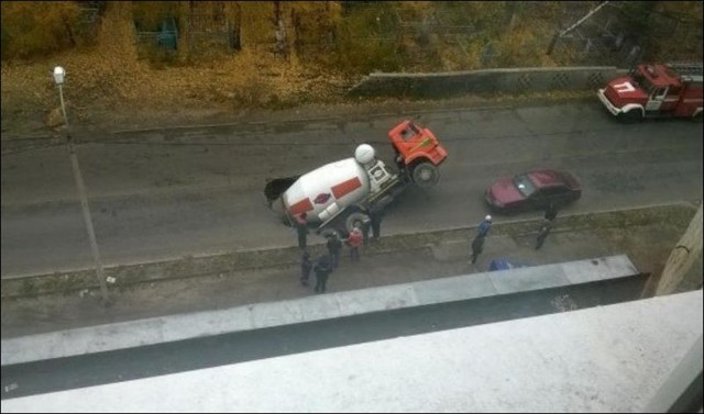 Миксер с бетоном провалился под землю в Воронеже