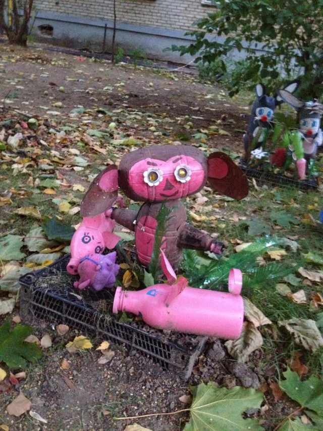 Наркотические герои на детской площадке