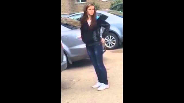 Странная девушка на парковке