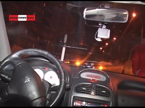  Tорчащий из дороги кусок арматуры проткнул насквозь автомобиль