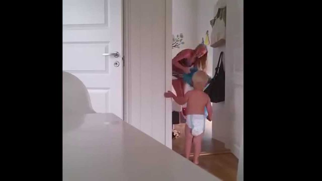 Мама безуспешно пытается уложить спать близнецов