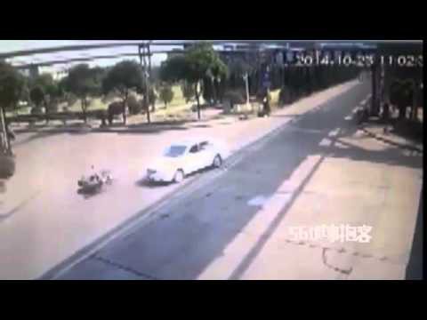 После столкновения водитель мотоцикла загорелся