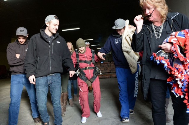 Бабушка отметила столетний юбилей прыжком с парашютом