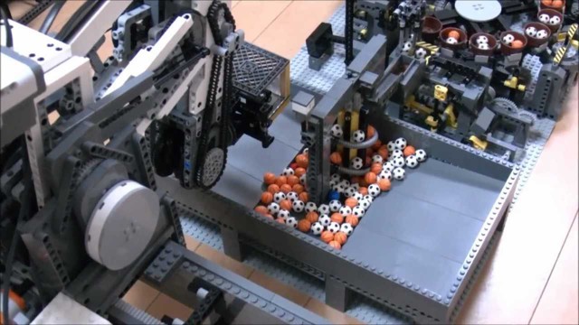 Самый большой в мире механизм из Lego 